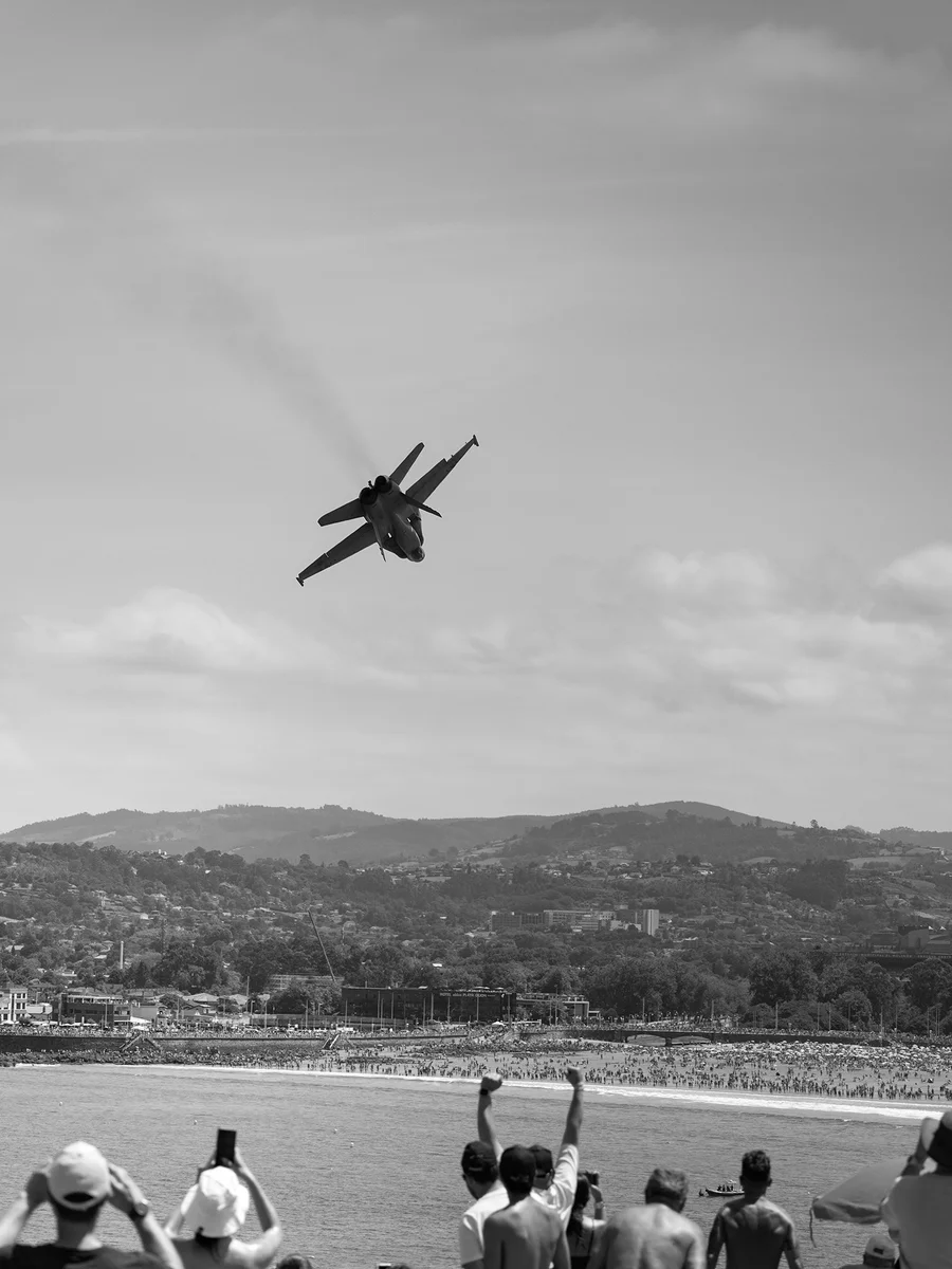 F-16 flying above spectators at the Gijón air show